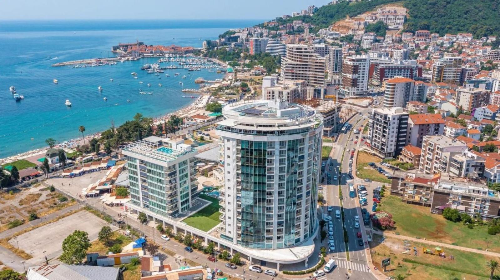 Luxury With 3 Bedrooms In Near The *