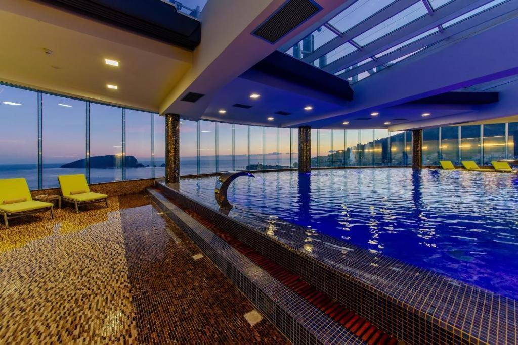 Luxury With 3 Bedrooms In Near The Apartment